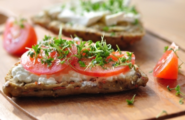 Roggenbrötchen mit Hüttenkäse und Tomate