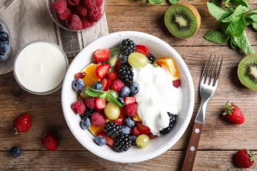 Bunter Obstsalat mit Knusperflocken-Joghurt