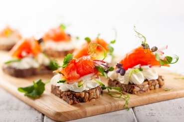Lachs-Sandwich mit saurer Sahne und Radieschen