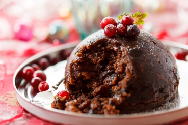 Nuss-Kirschpudding mit beschwipster Sahne