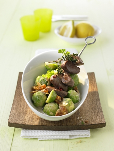 Rosenkohl mit Aprikosen und Lammspieß