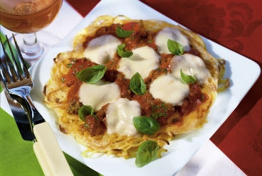 Bolognese-Pasta-Pizza mit Basilikum