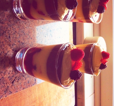 Lasagnebecher mit Grießbrei und Beeren