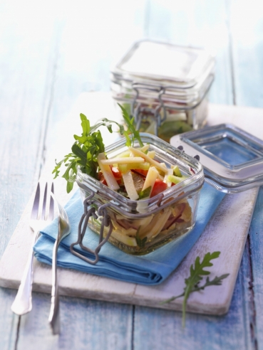 Mediterraner Käsesalat mit Tomaten und Rucola