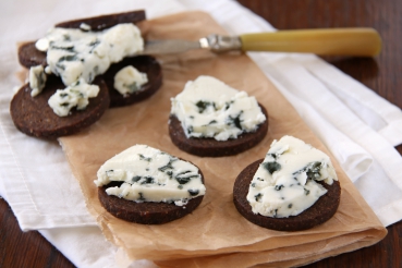 Schwarzbrot mit Edelschimmelkäse und Dörrobst