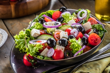 Tomaten-Zucchini-Feldsalat mit Nussdressing