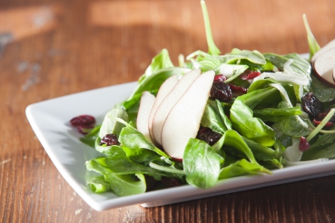 Salat mit Avocado-Dressing und Birnenstreifen